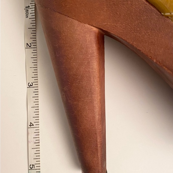 EUC! Guess brand. If you need a heel in the yellow family, this is it. - Picture 3 of 10
